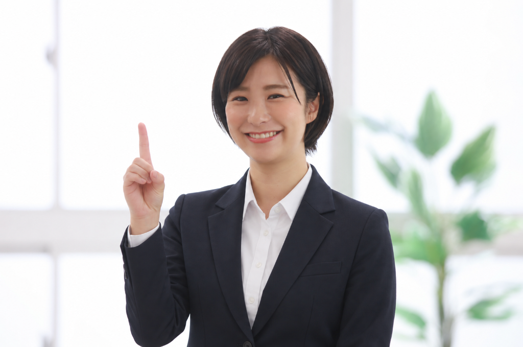 人差し指を立てて笑顔で説明する女性講師
