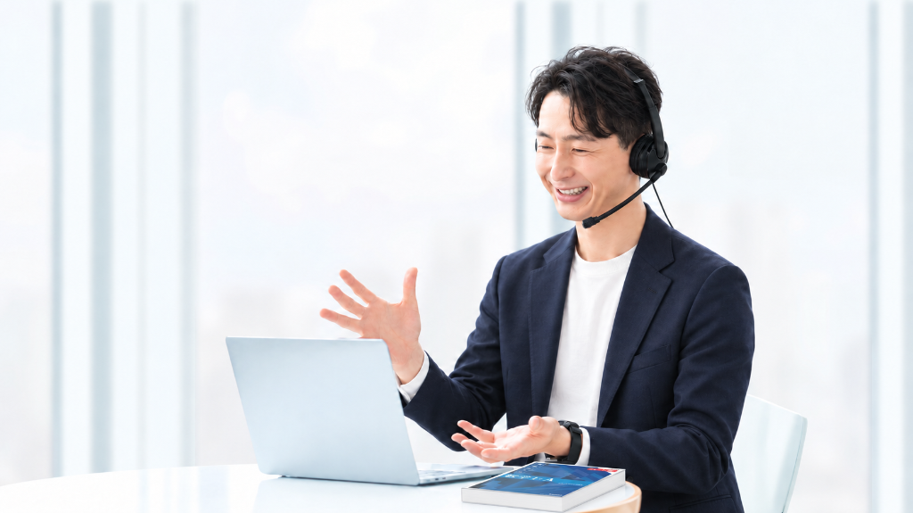 ヘッドセットを着けてオンラインで笑顔で指導する男性講師